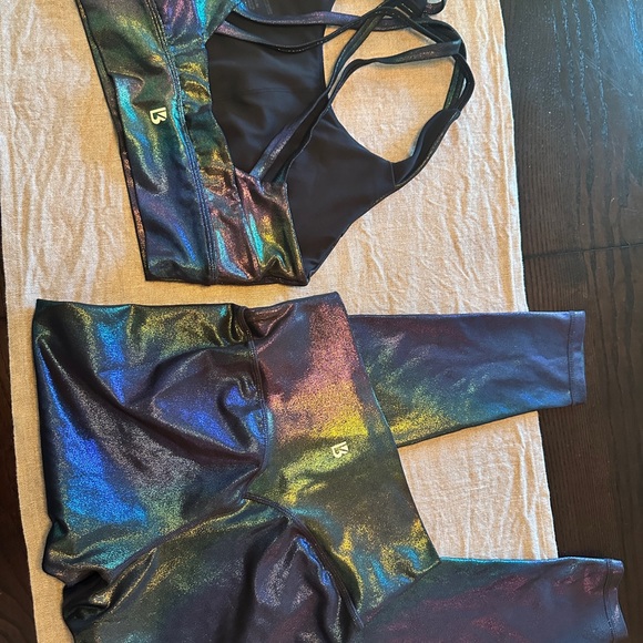 BuffBunny Iridescent Sports Bra and Leggings Set - Picture 5 of 5